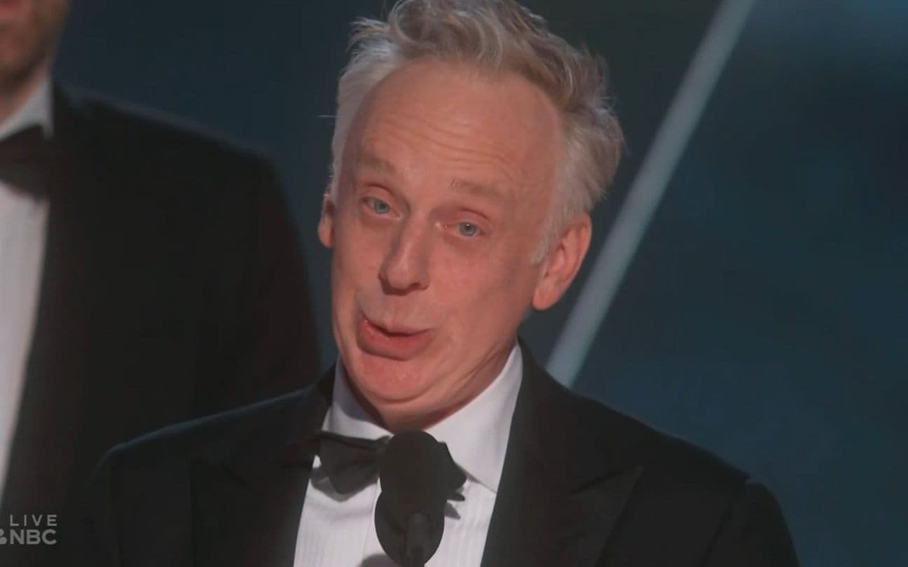 Mike White recebe Globo de Ouro por White Lotus