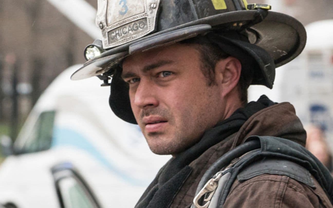 Taylor Kinney em cena de Chicago Fire