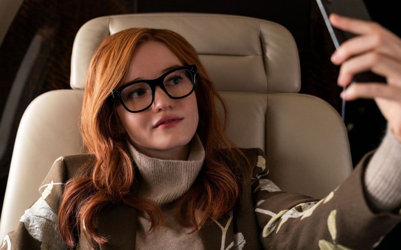 Julia Garner em Inventando Anna