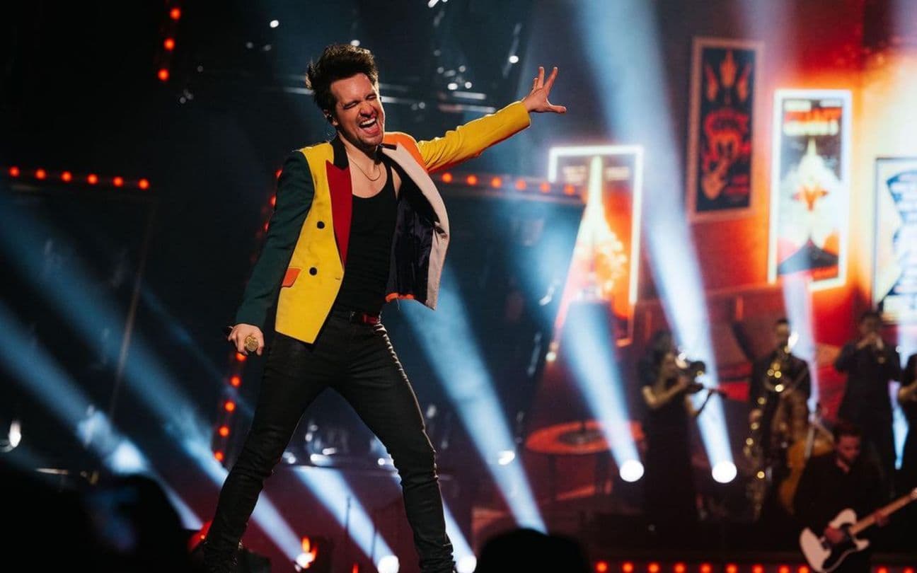 Brendon Urie, do Panic! at the Disco, durante show