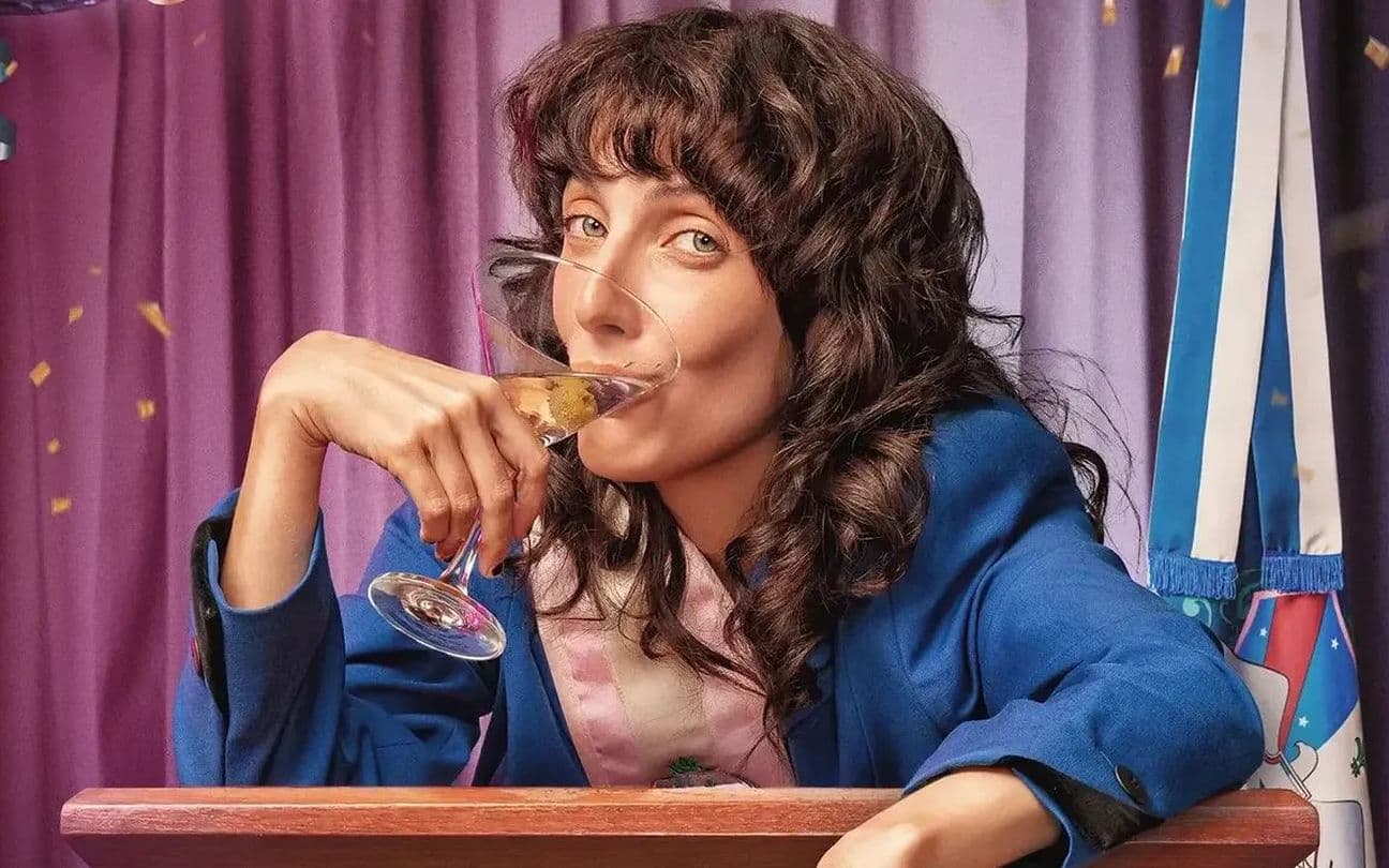 Clarice Falcão na comédia Eleita, do Prime Video
