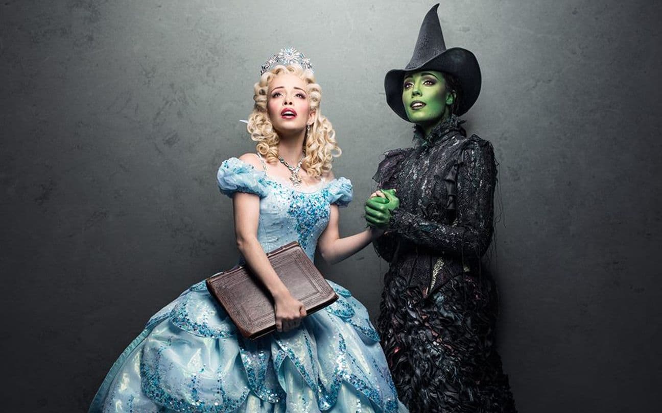 Fabi Bang e Myra Ruiz no musical Wicked