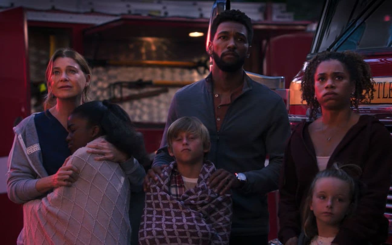 Meredith (Ellen Pompeo) e o elenco de Grey's Anatomy em cena do sexto episódio da temporada