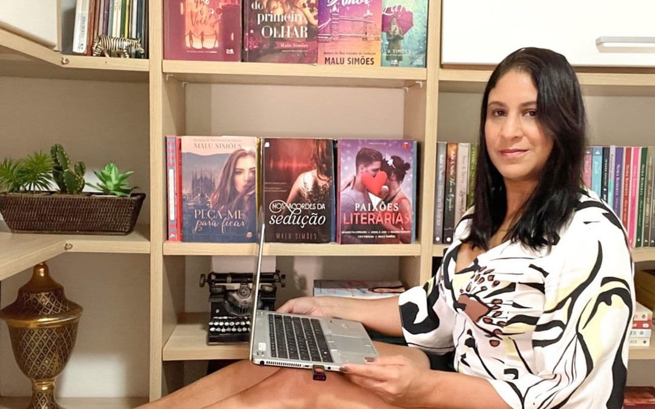 A autora Malu Simões com seu notebook