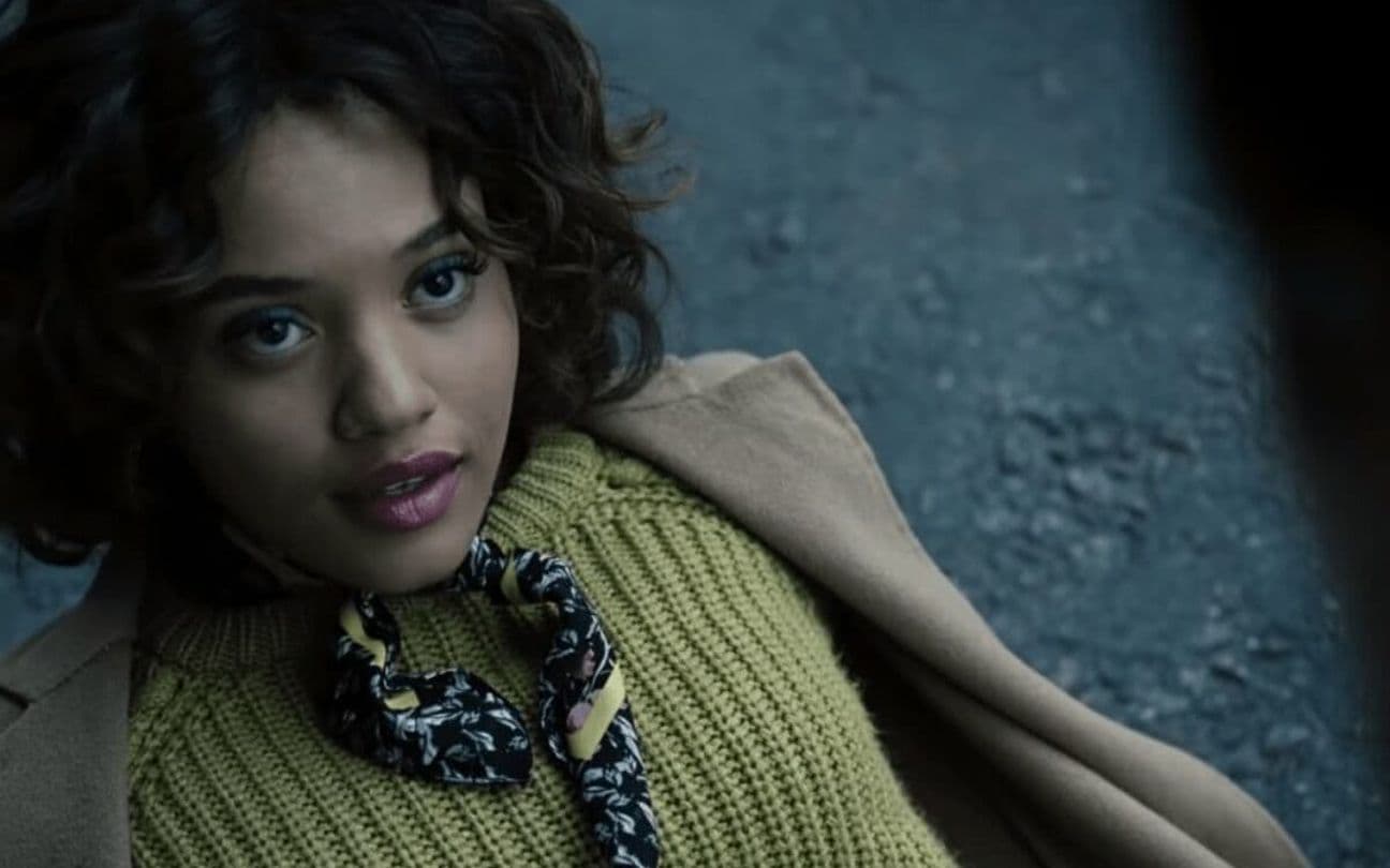 Kiersey Clemons como Iris West em The Flash