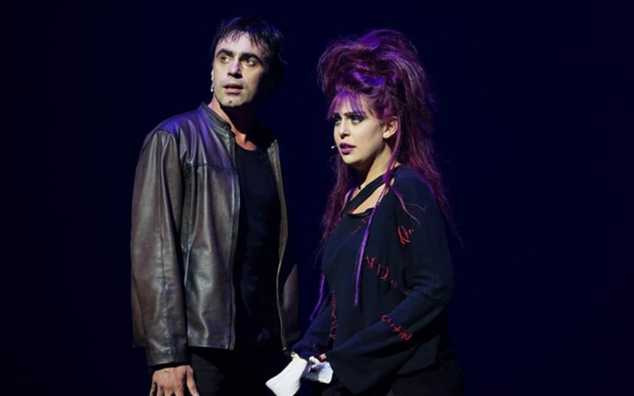 Alirio Netto e Livia Dabarian em cena do musical We Will Rock You