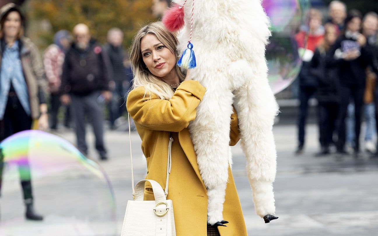 Hilary Duff em gravação do revival de Lizzie McGuire