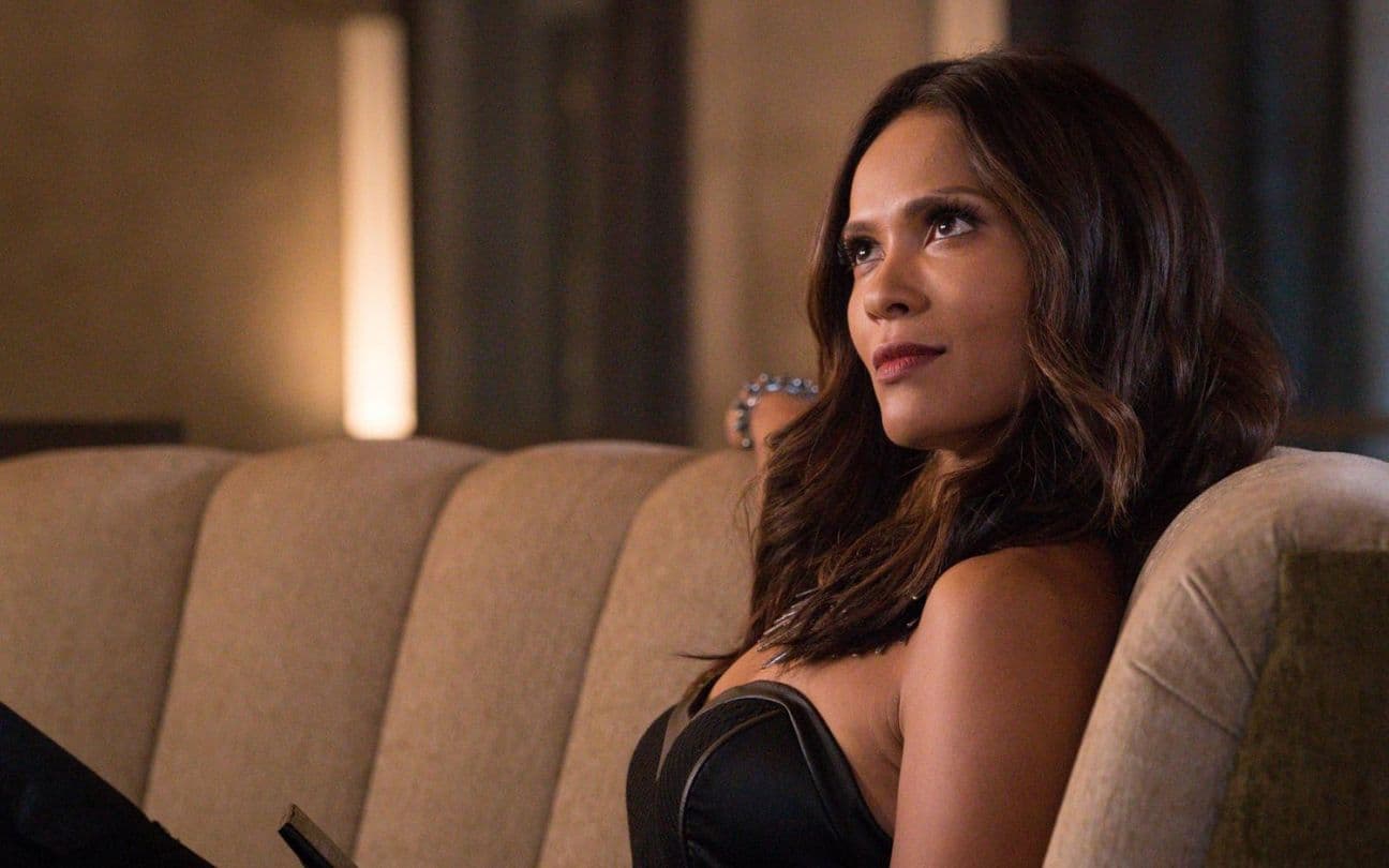 Lesley-Ann Brandt em cena de Lucifer; atriz estará em nova Walking Dead