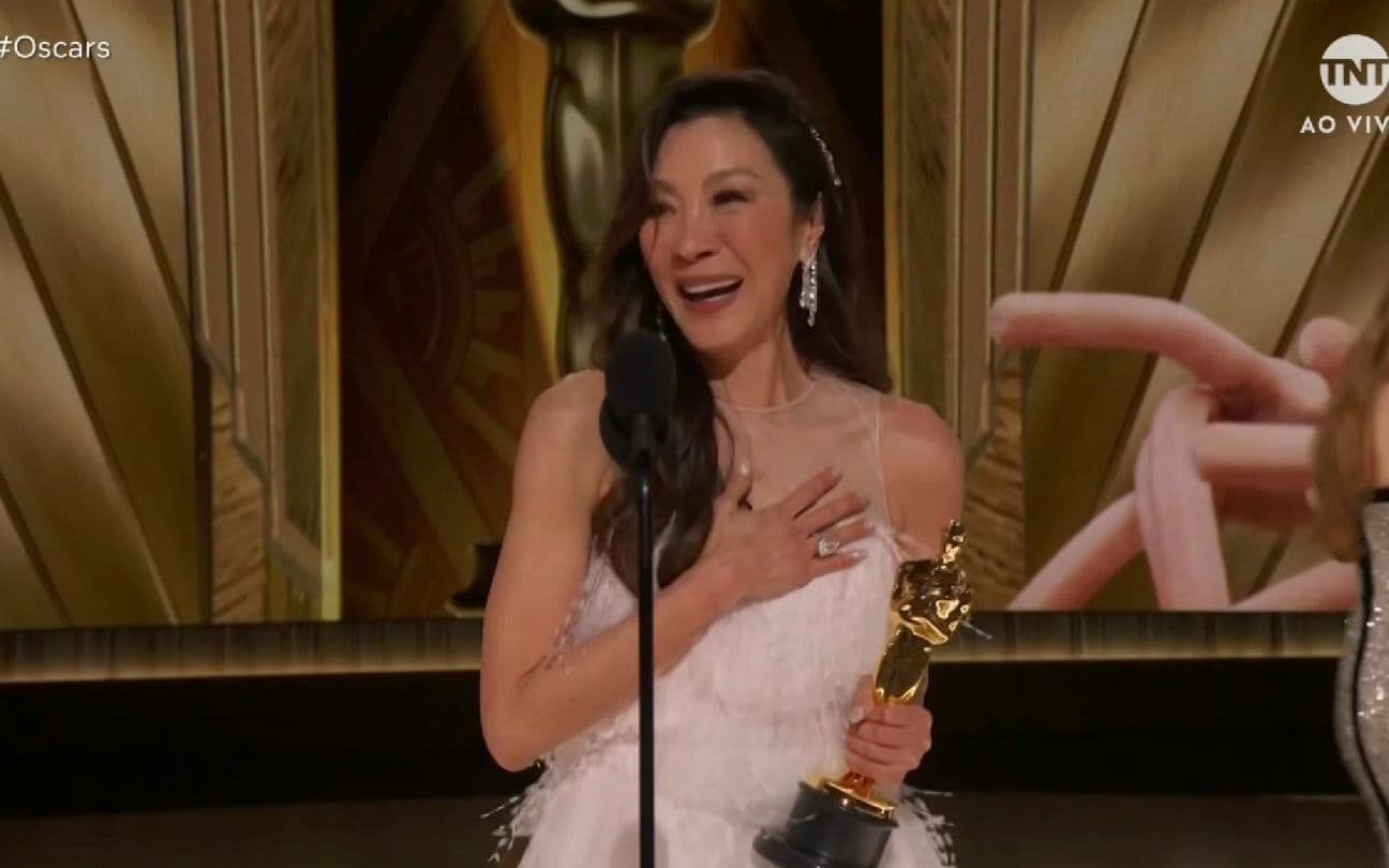 Michelle Yeoh leva Oscar de melhor atriz por Tudo em Todo Lugar ao Mesmo Tempo