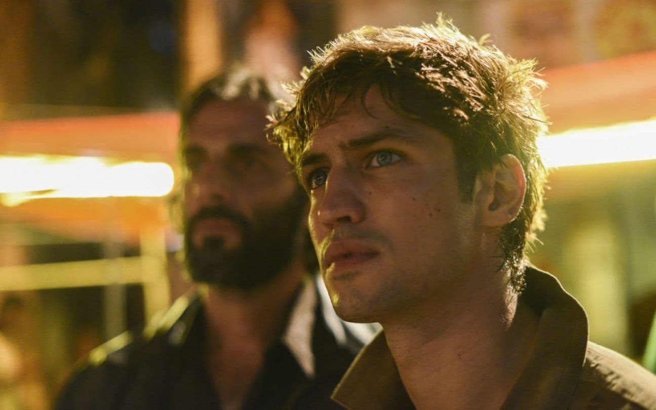 Gabriel Leone em cena de Dom, do Prime Video