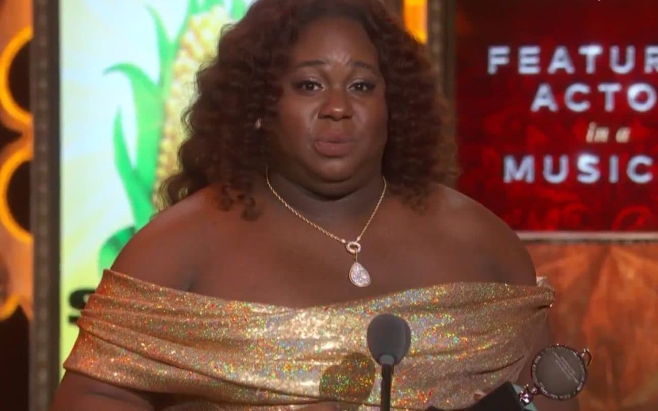 Alex Newell recebe Tony de melhor ator coadjuvante