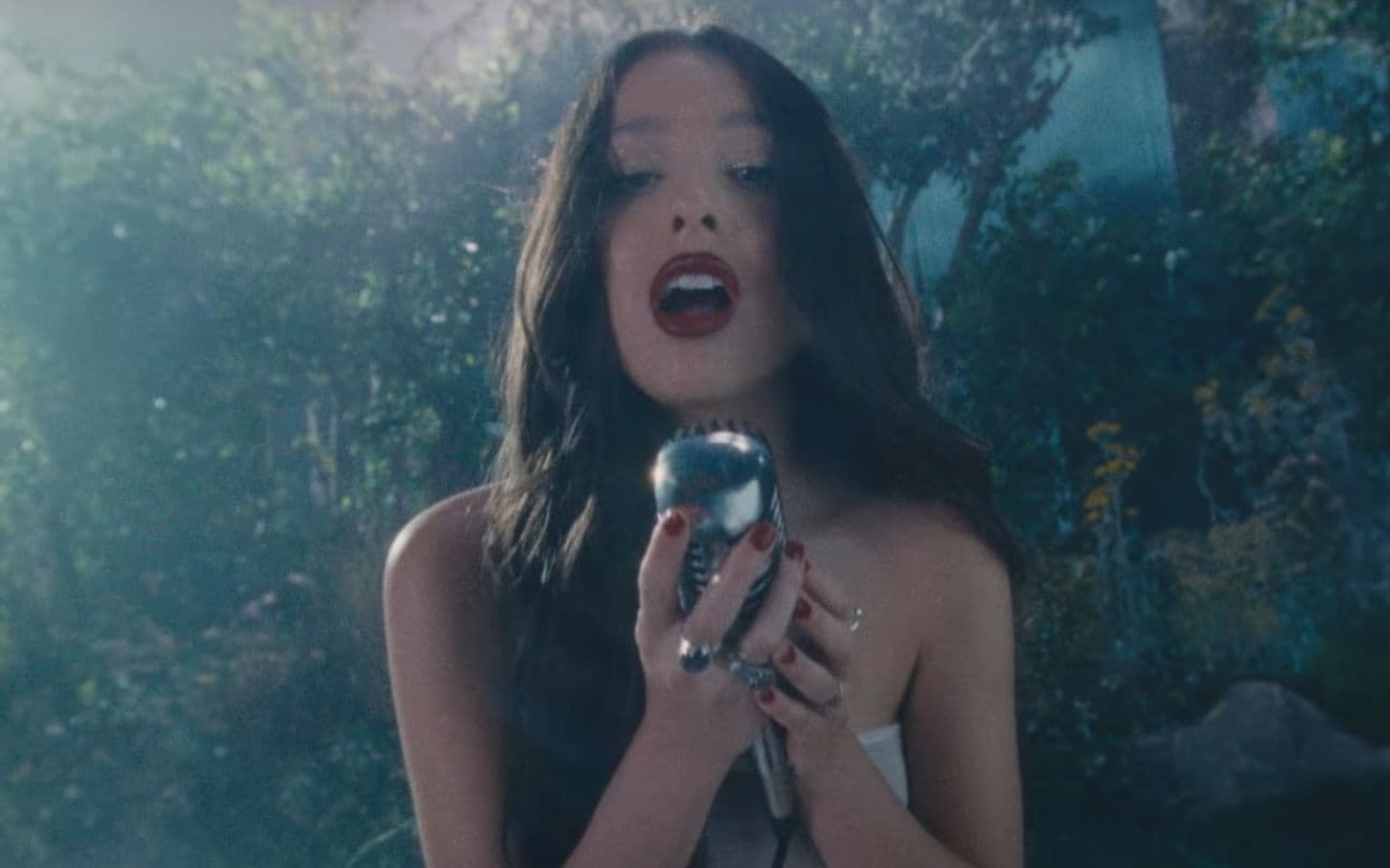 Olivia Rodrigo no clipe de Vampire