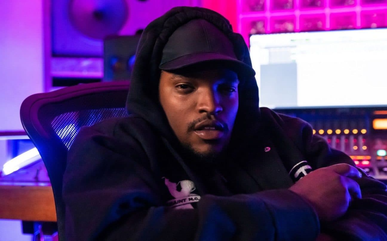 O rapper Blecaute, que lança o EP Efeito Dominó