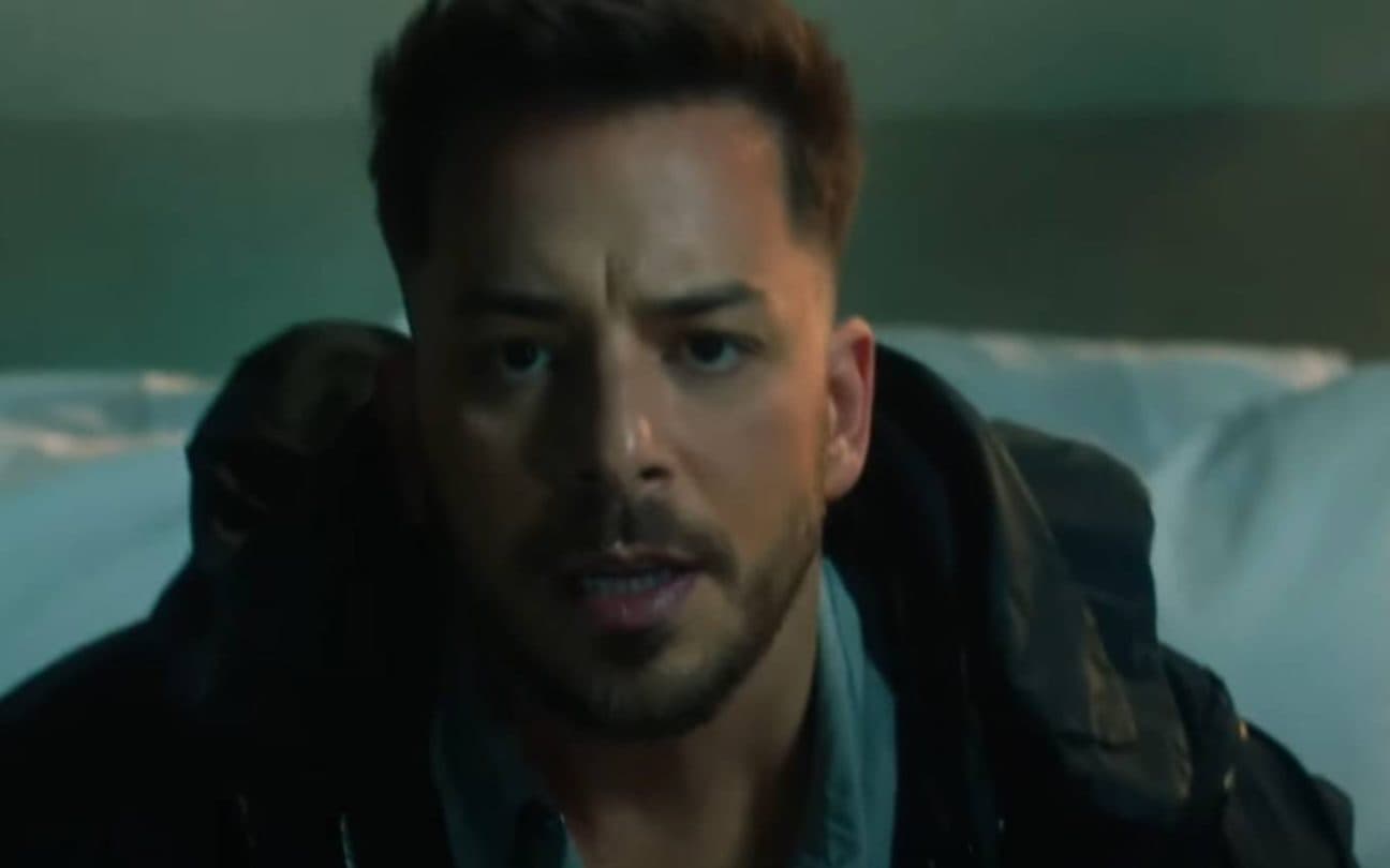 Junior no clipe de De Volta Pra Casa