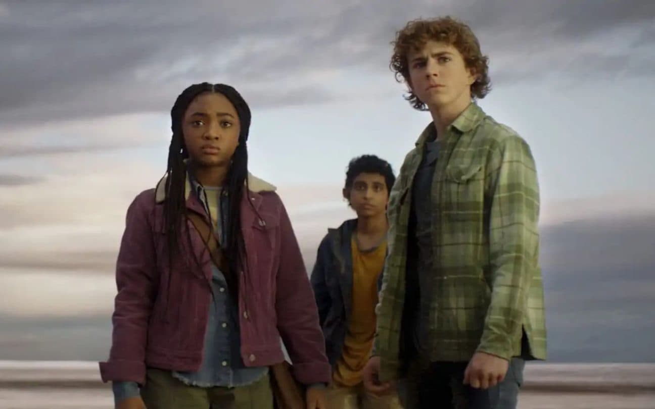 Leah Sava Jeffries, Aryan Simhadri e Walker Scobell em cena de Percy Jackson e os Olimpianos