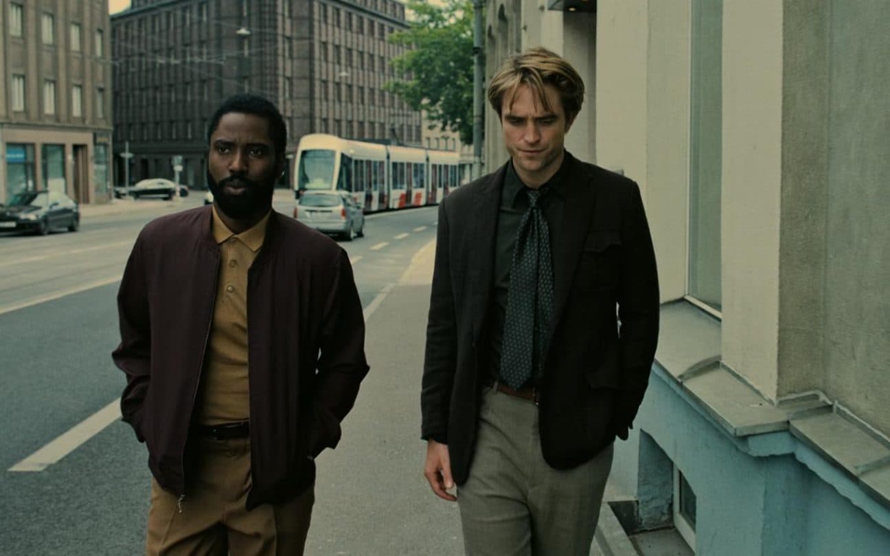 John David Washington e Robert Pattinson em cena de Tenet, um dos melhores filmes da Max