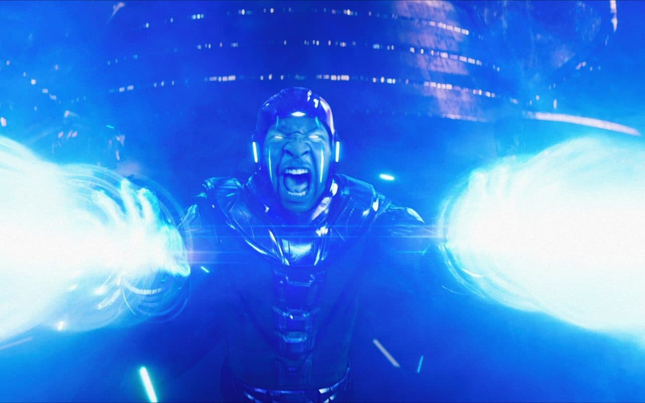 Jonathan Majors como Kang em cena de Homem-Fomiga e a Vespa: Quantumania