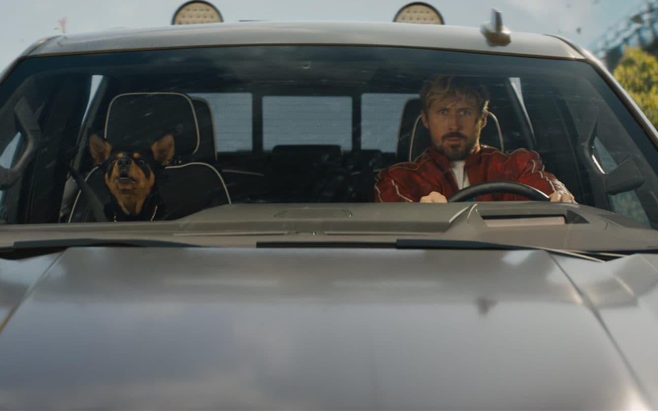 Ryan Gosling em cena de O Dublê; filme é perfeito para se divertir no Carnaval