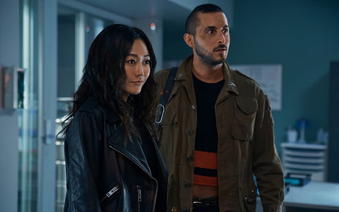 Karen Fukuhara e Tomer Capone em cena de The Boys