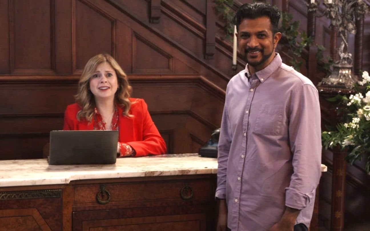 Rose McIver e Utkarsh Ambudkar em cena de Ghosts