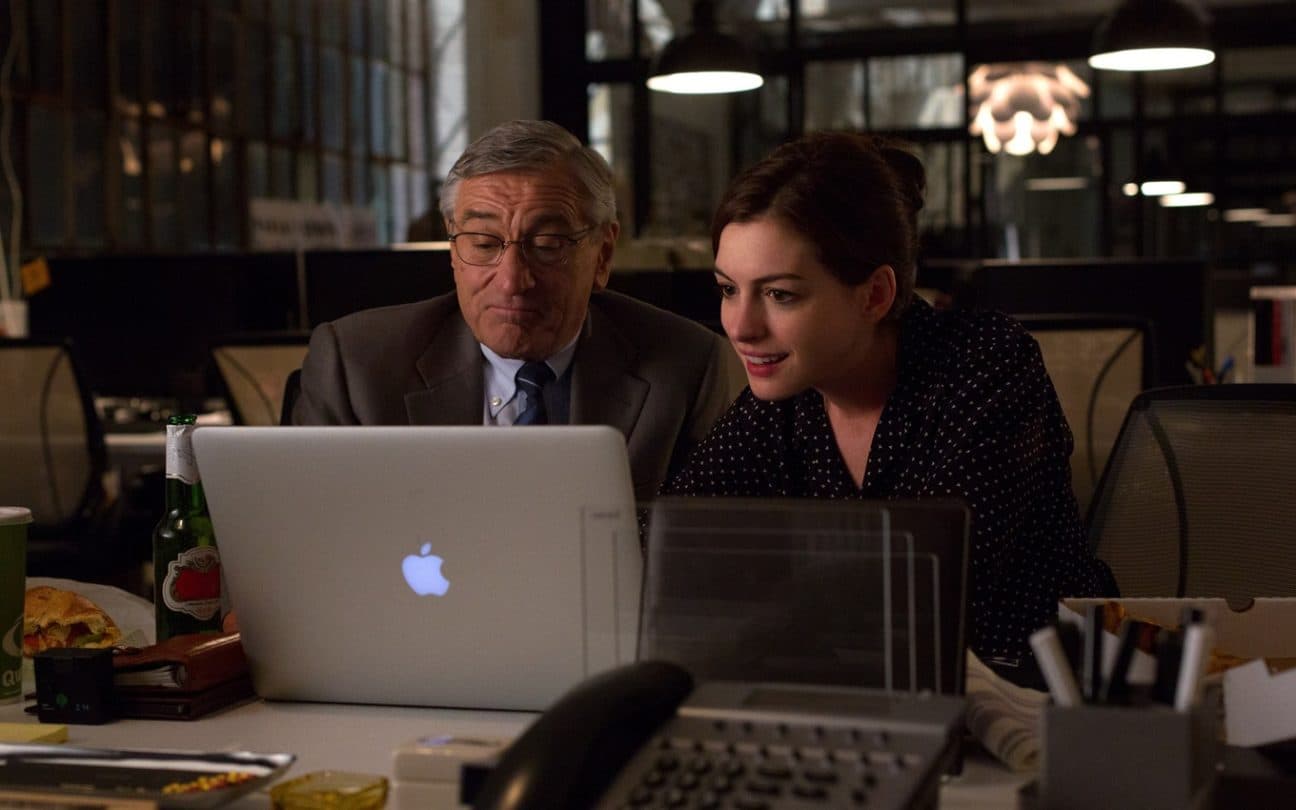 Robert De Niro e Anne Hathaway em cena de Um Senhor Estagiário