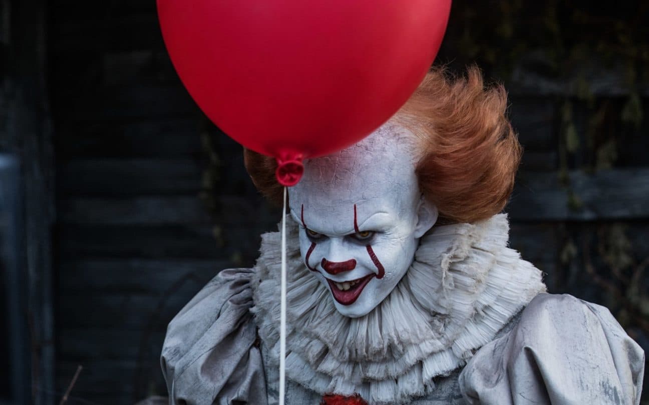 Bill Skarsgård em cena de It - A Coisa, filme sobre palhaço