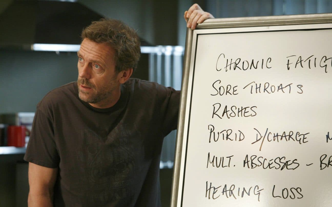 Hugh Laurie em cena de Dr. House, série sobre médico