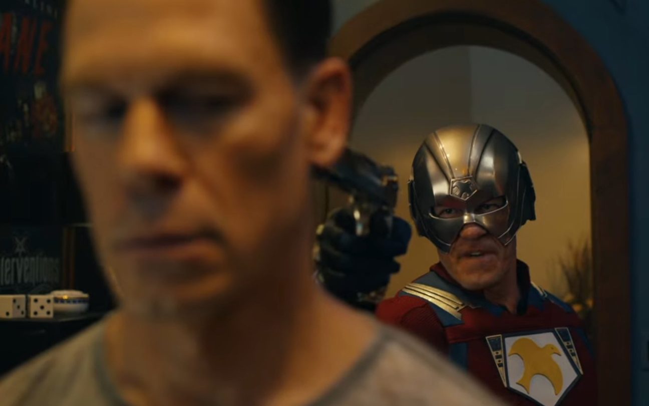John Cena em cena de Pacificador, série dirigida por James Gunn