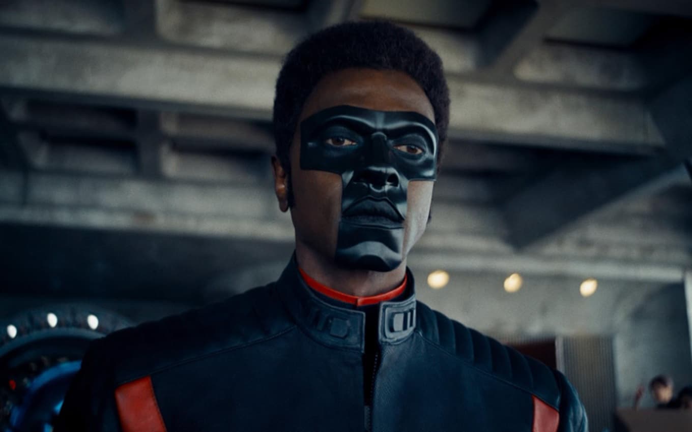 Edi Gathegi em cena de Superman, novo filme de super-heróis