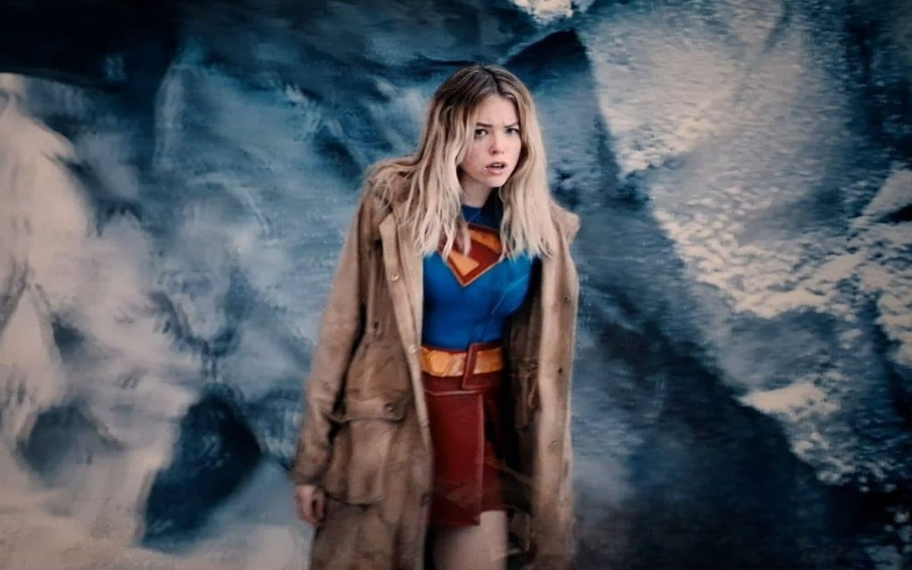 Supergirl (Milly Alcock) em cena de Superman