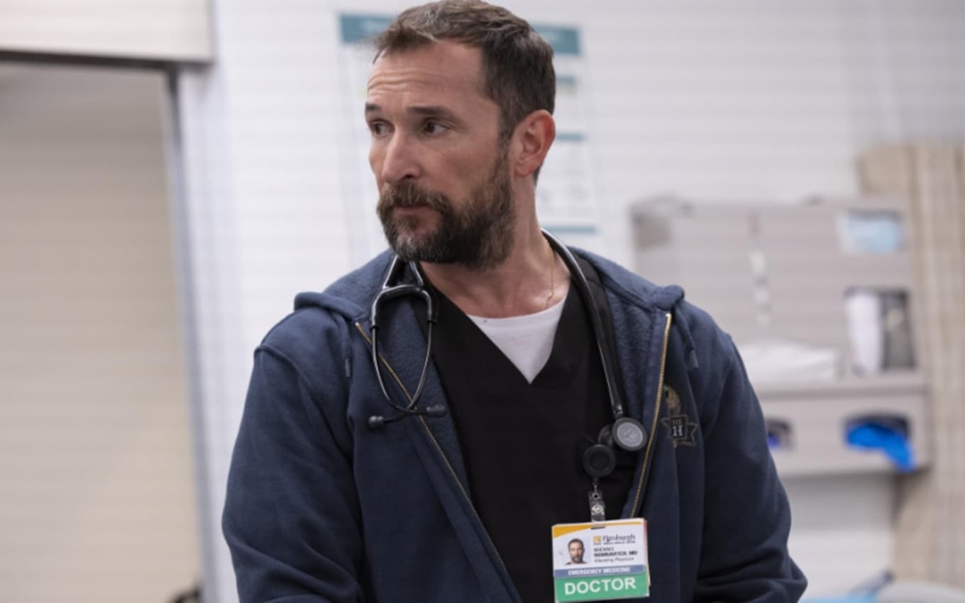 Noah Wyle em cena de The Pitt, série perfeita para o Dia do Hospital