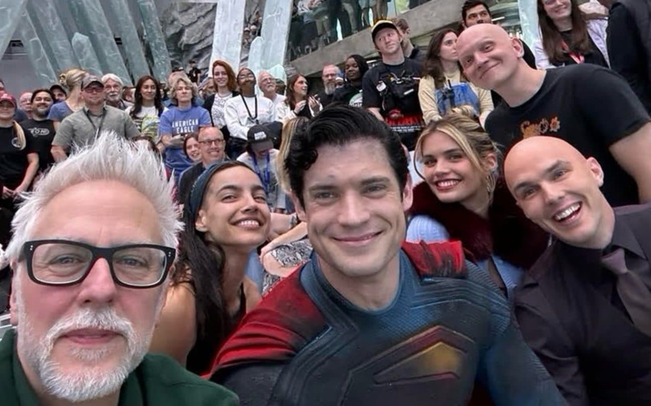 James Gunn com o elenco de Superman