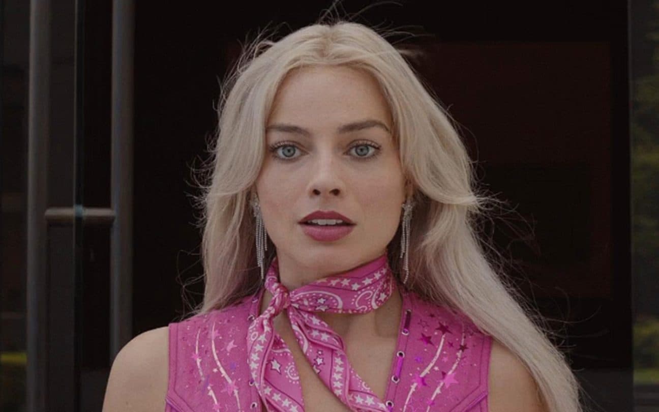 Margot Robbie em cena de Barbie