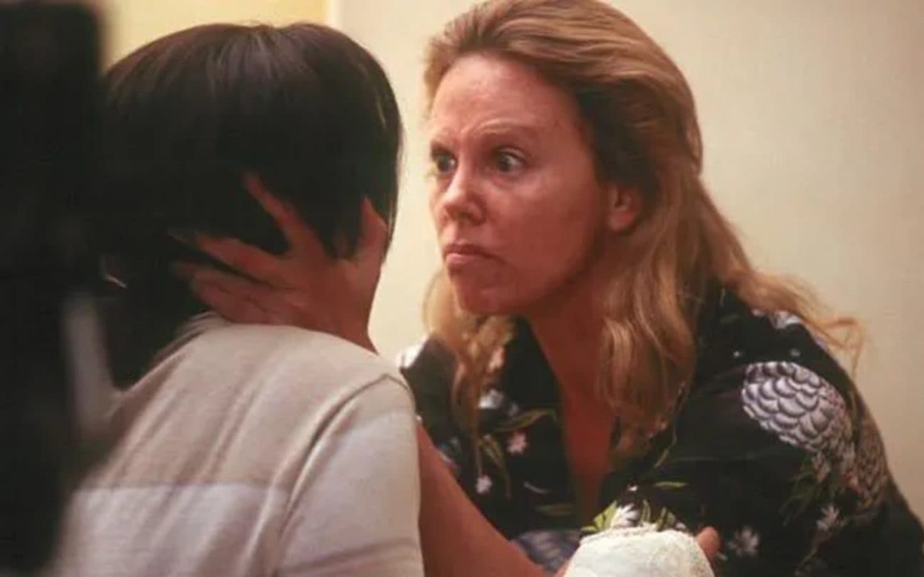 Charlize Theron em cena de Monster