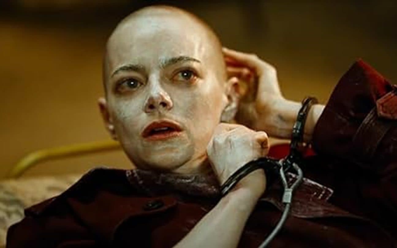 Emma Stone em cena de Bugonia, um dos favoritos para o Oscar 2026