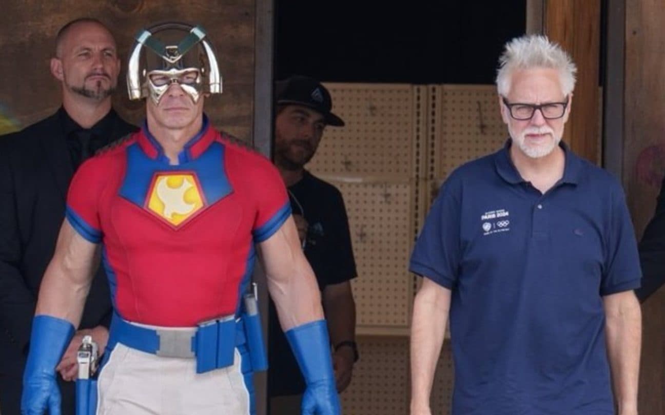 John Cena e James Gunn nos bastidores de Pacificador