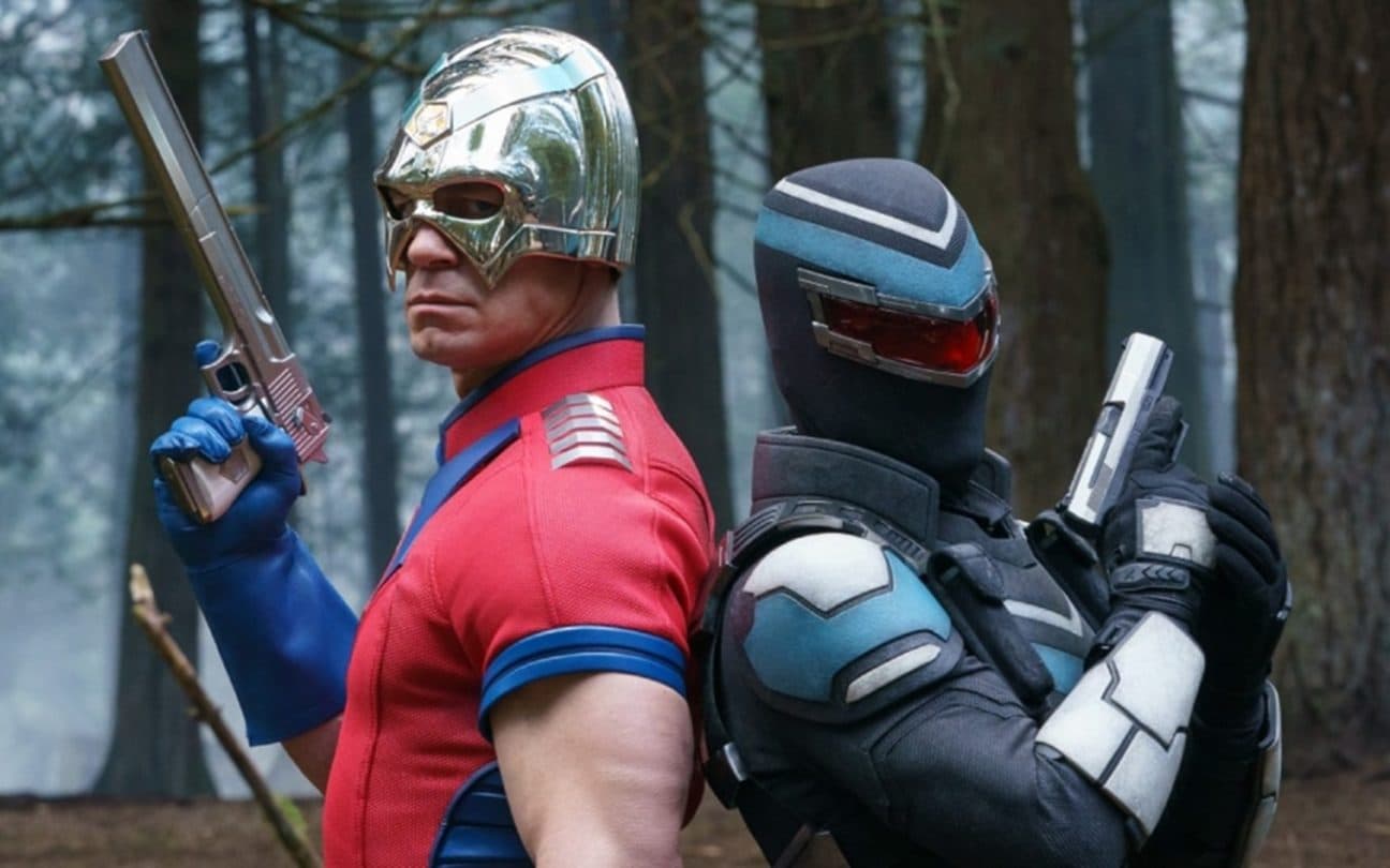 John Cena e Freddie Stroma em cena de Pacificador