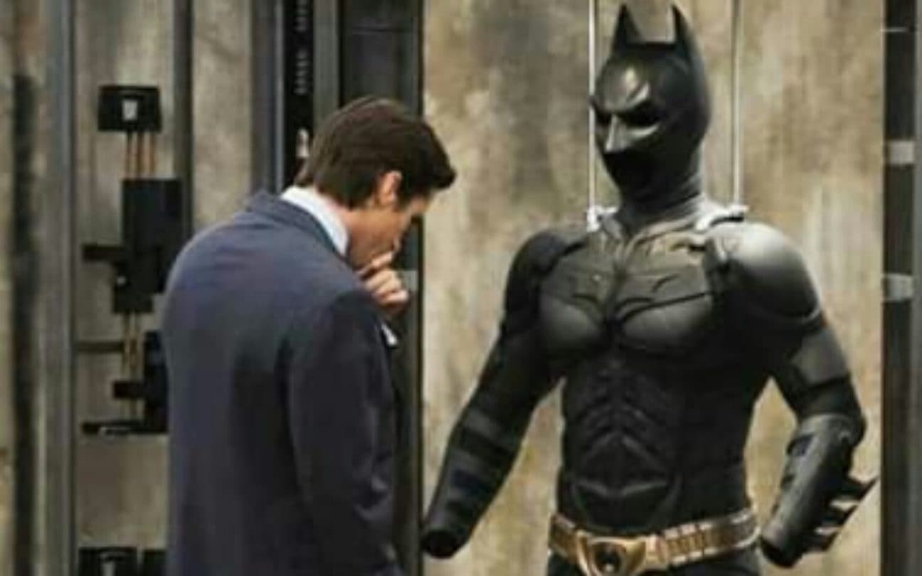 Christian Bale em cena de Batman - O Cavaleiro Das Trevas