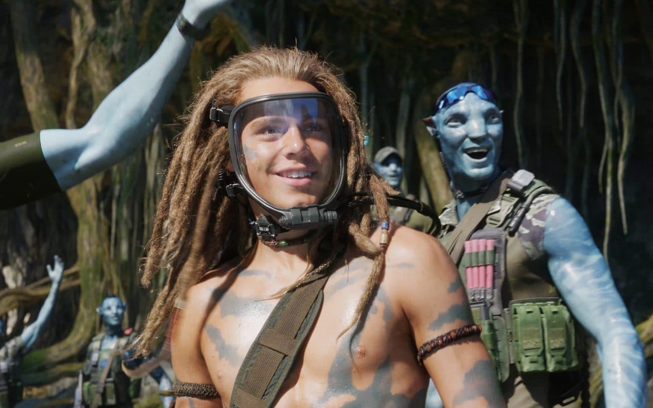 Spider (Jack Champion) em cena do trailer de Avatar 2