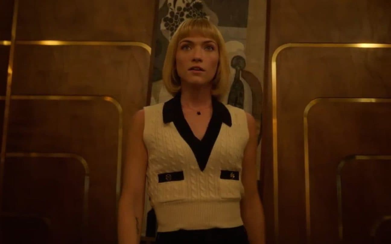 Violett Beane é a protagonista de A Morte Entre Outros Mistérios. Foto: Reprodução/Disney+