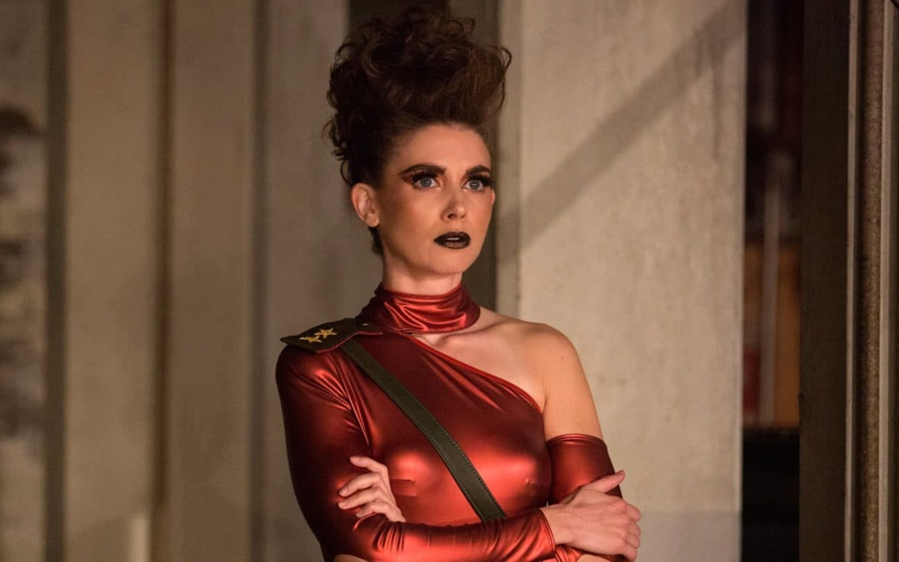 Alison Brie em cena de Glow; uma das melhores comédias da Netflix