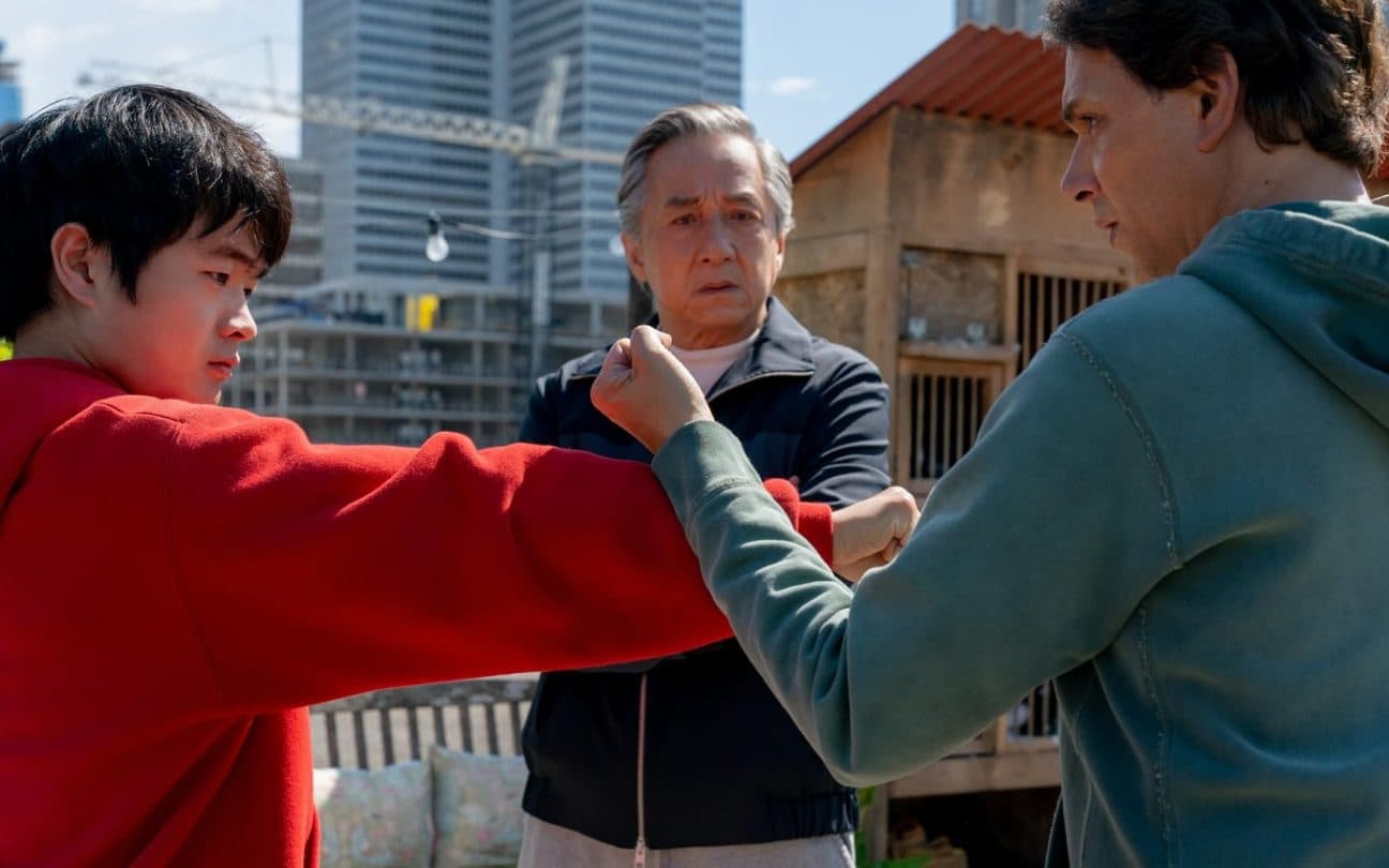 Ben Wang, Jackie Chan e Ralph Macchio em Karatê Kid: Lendas, filme disponível na HBO Max