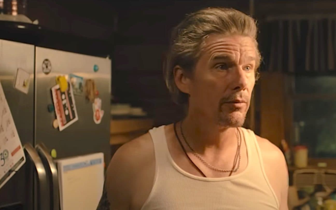 Ethan Hawke em Raymond & Ray; ator já passou pela Marvel