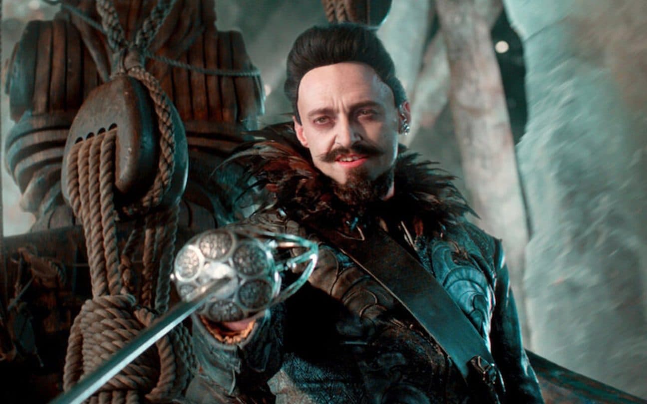 Hugh Jackman em cena de Peter Pan