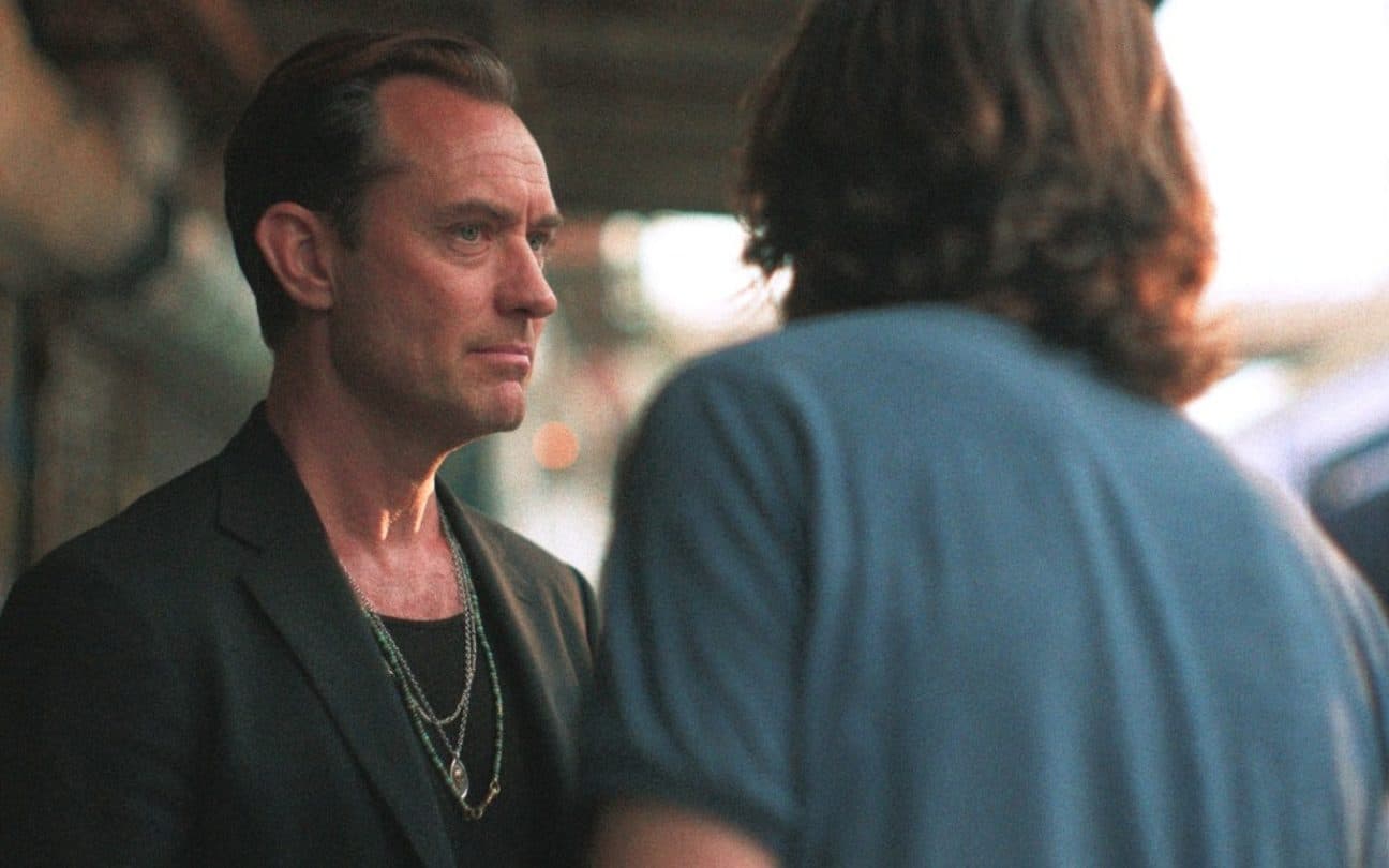 Jude Law em cena de Black Rabbit, série da Netflix
