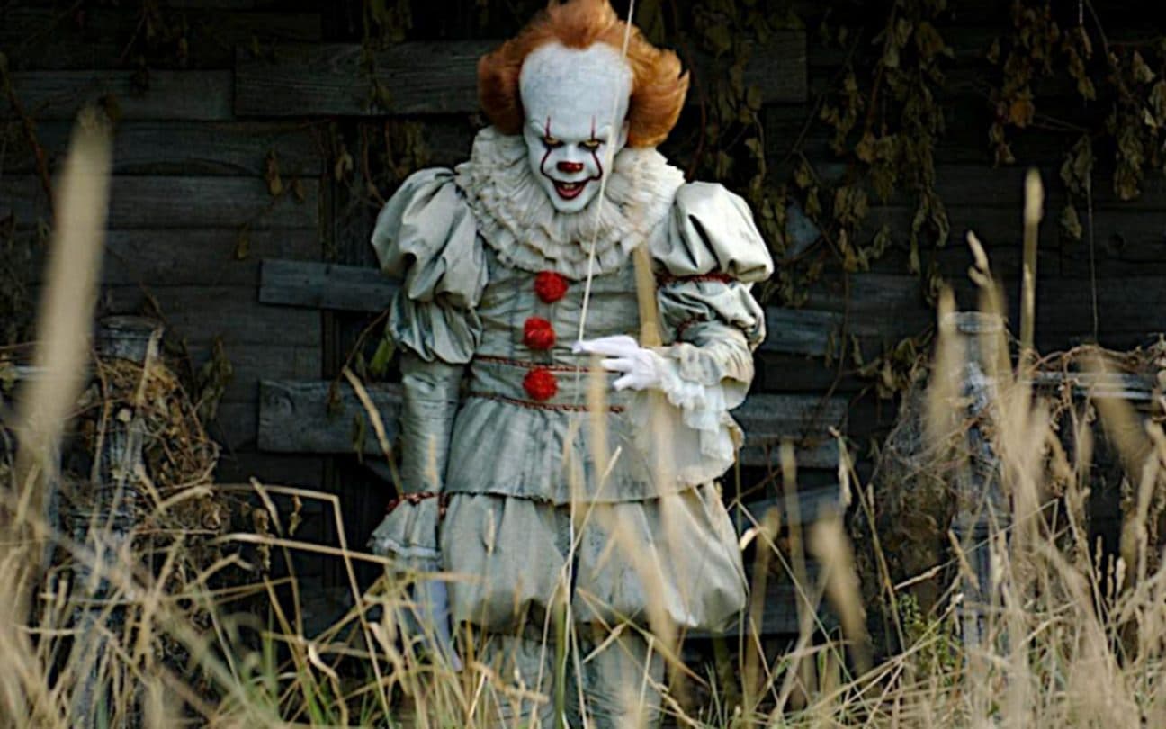 Bill Skarsgård como Pennywise em cena de It - A Coisa