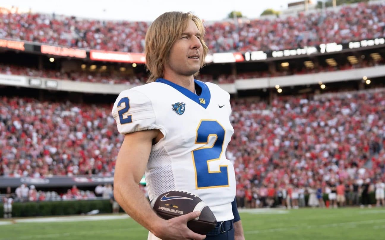 Glen Powell em cena de Chad Powers