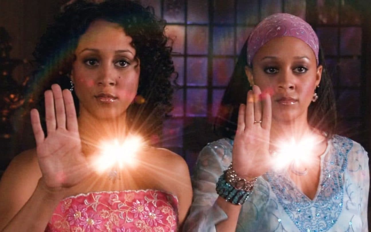As irmãs Mowry, Tamera e Tia, em cena de Twitches; disponível no Disney+