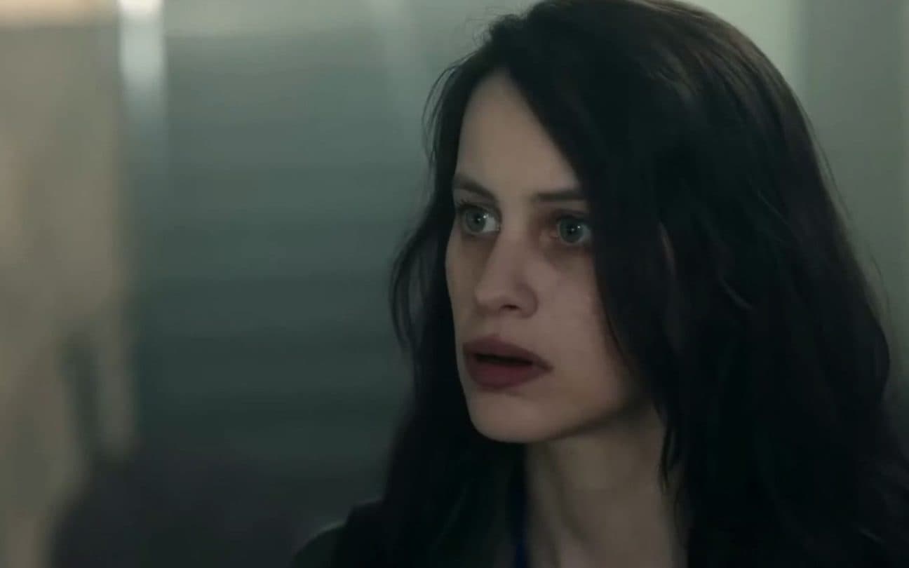 Milena Smit na série de suspense A Garota na Fita