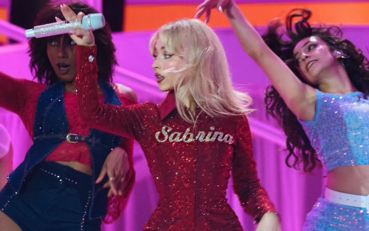 Sabrina Carpenter dançando em seu show